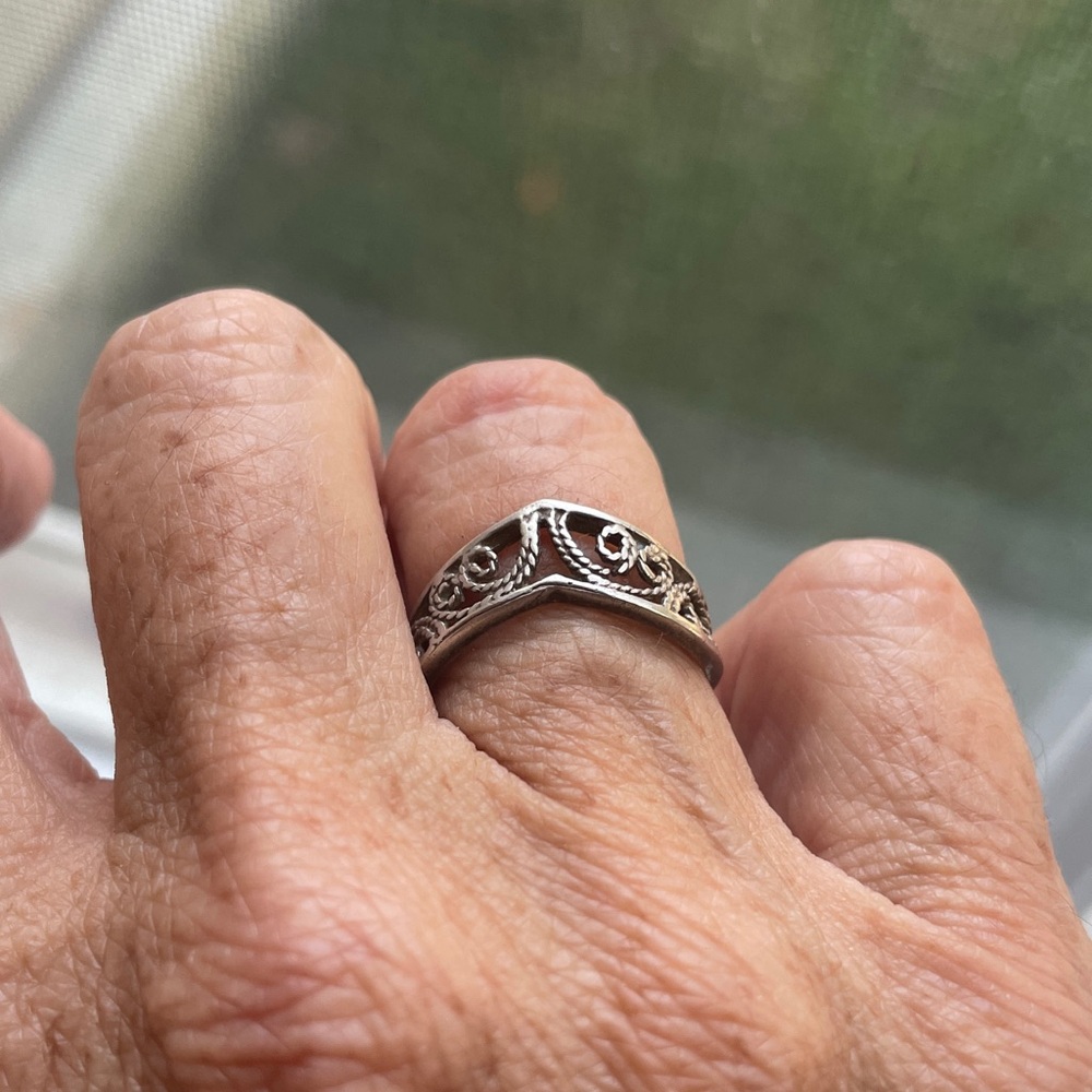 Vintage-Inspired Silver Floral Filigree V-Shaped Ring - Silver - Picture 1 of 4